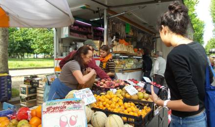 Riapre con tutte le categorie merceologiche il mercato rionale di via Oristano sia il sabato che il lunedì. Lo ha stabilito il Sindaco con un ordinanza che prosegue nel percorso graduale di ritorno al